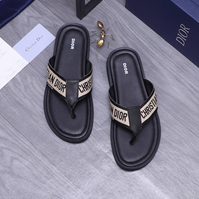 商品商标：Dior 迪奥 拖鞋 正码码数 38-45 商品材料：精选印花透气鞋面 脚背皮里 橡胶大底