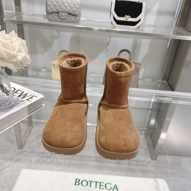 2024 Bv最新款雪地靴bottega Veneta 葆蝶家最新款舒适保暖度极高！ 内里:进口羊卷毛 鞋面:进口高丝光牛反绒 大底:Tpu发泡大底 颜色:黑灰