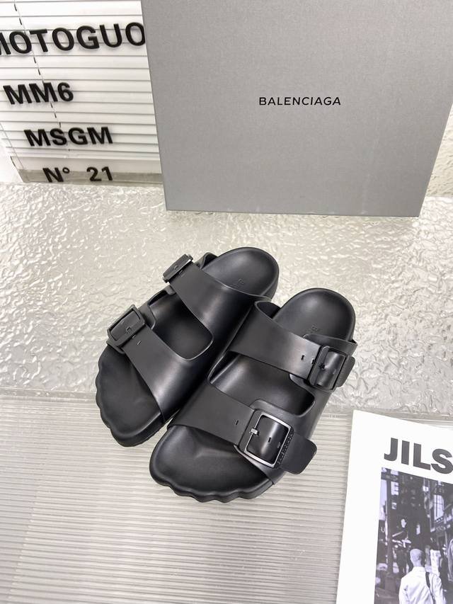 男10 Balenciaga 巴黎世家sunday Mule 情侣款五趾系列 巴黎世家的设计风格一直以来都是风格明显.暗黑.机车.夸张不走寻常路的 这双demn