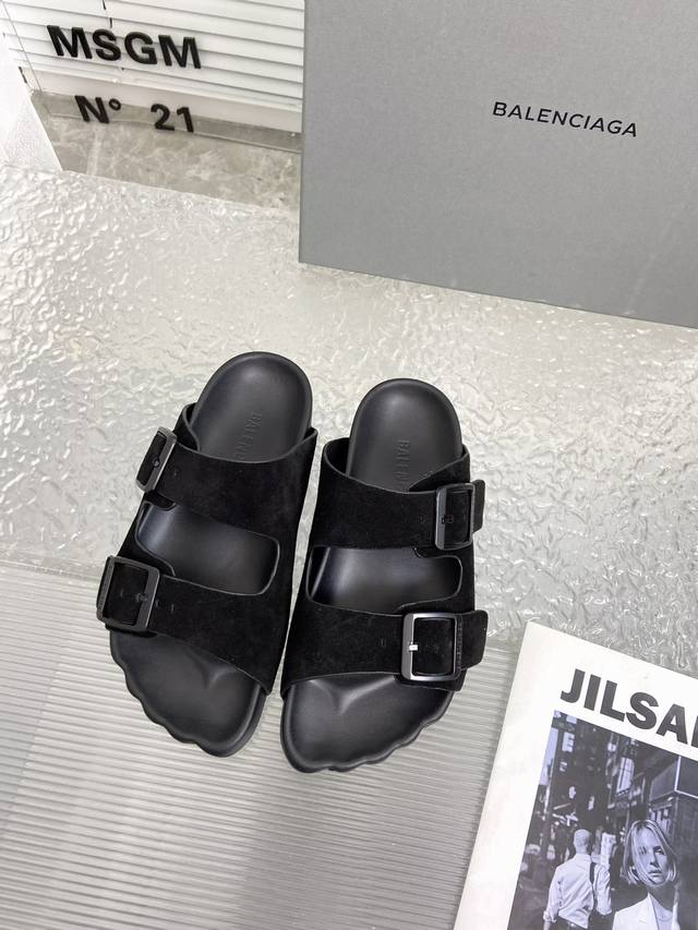 男10Balenciaga 巴黎世家sunday Mule 情侣款五趾系列 巴黎世家的设计风格一直以来都是风格明显.暗黑.机车.夸张不走寻常路的 这双demna