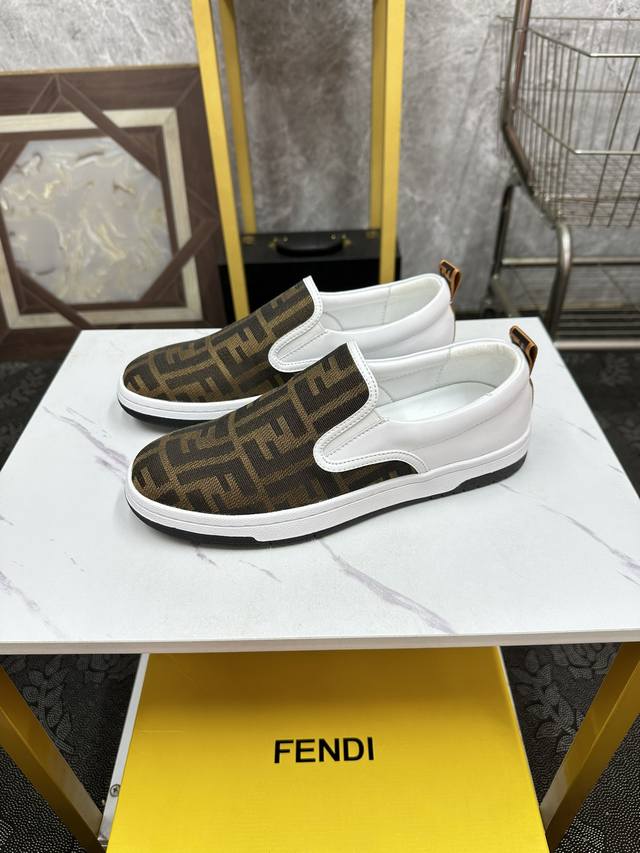 Fendi-芬迪 经典款运动休闲鞋时下新品，采用牛皮面料舒适真皮内里。完美楦型，大方时尚的设计，吸引了众多消费者的追捧，码数：38-44。 45定做不退换 两色