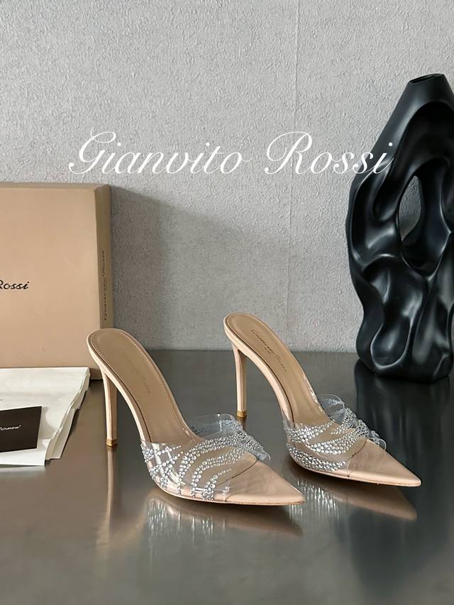 吉安维托 罗西 Gianvito Rossi 胶片烫钻高跟拖鞋 极简主义的 Elle、Gianvito Rossi 尖头和有机玻璃凉鞋，最能唤起精致。这款 10