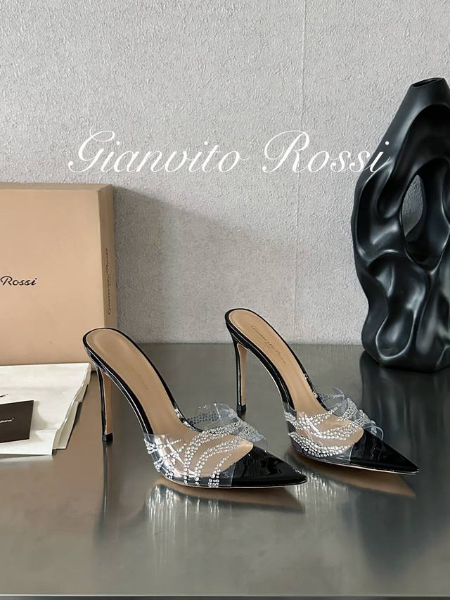 吉安维托 罗西 Gianvito Rossi 胶片烫钻高跟拖鞋 极简主义的 Elle、Gianvito Rossi 尖头和有机玻璃凉鞋，最能唤起精致。这款 10