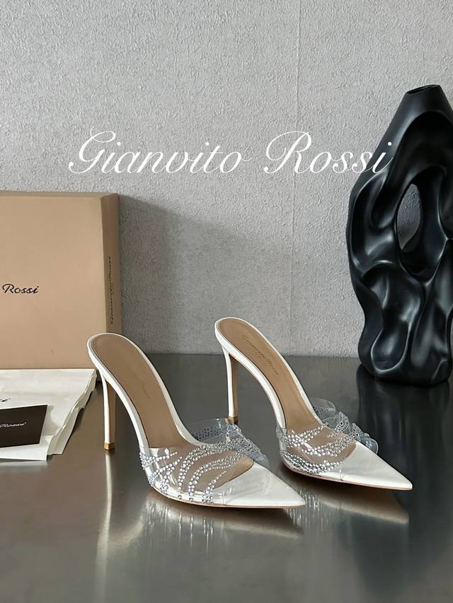 吉安维托 罗西 Gianvito Rossi 胶片烫钻高跟拖鞋 极简主义的 Elle、Gianvito Rossi 尖头和有机玻璃凉鞋，最能唤起精致。这款 10