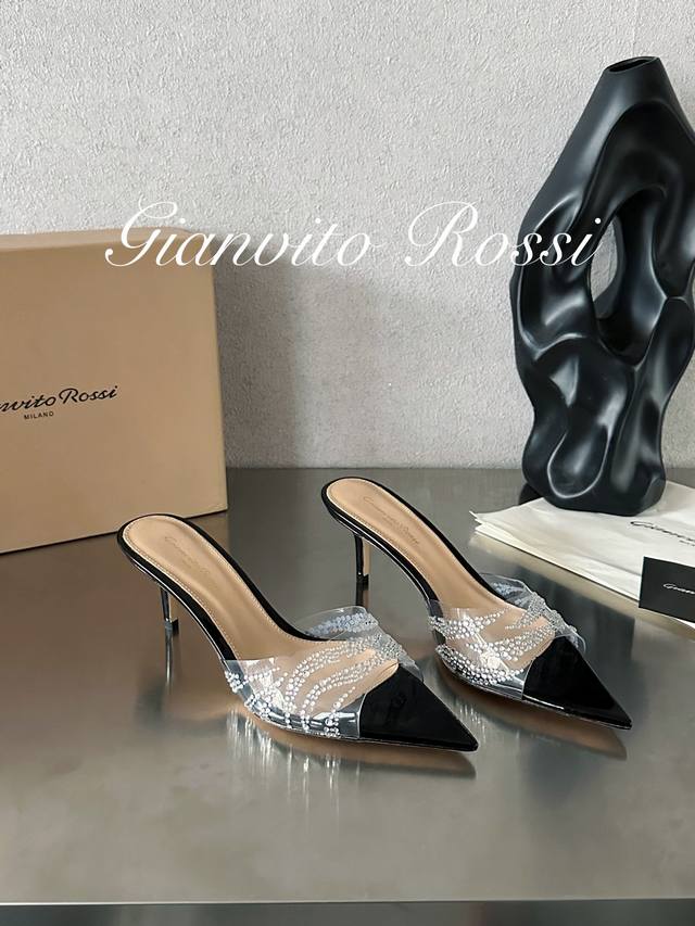 吉安维托 罗西 Gianvito Rossi 胶片烫钻高跟拖鞋 极简主义的 Elle、Gianvito Rossi 尖头和有机玻璃凉鞋，最能唤起精致。这款 10