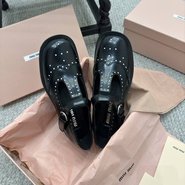 Miu Miu 缪缪 24Ss 秋冬新款英伦风系带乐福鞋 Miumiu秀场适当“邋遢”擦色工艺独一无二的工艺来自miu Miu系列的细节特写 新季的潮流要素一