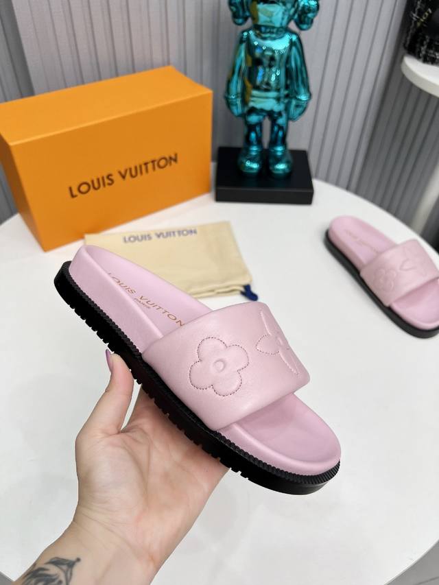 Louis Vuitton路易威登春夏新款拖鞋火爆上市，1:1高级定制，秒杀一切仿品，原版压花羊皮面，既时尚又美观，面料:进口羊皮，内里羊皮，精美原版鞋楦，大底