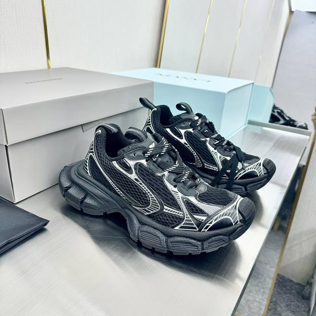 24春夏balenciaga巴黎世家老爹鞋最新款 复古休闲运动鞋系列推出探索时尚界对于原创与挪用的概念、以全新系列致敬传承与经典， 以标志性balenciaga