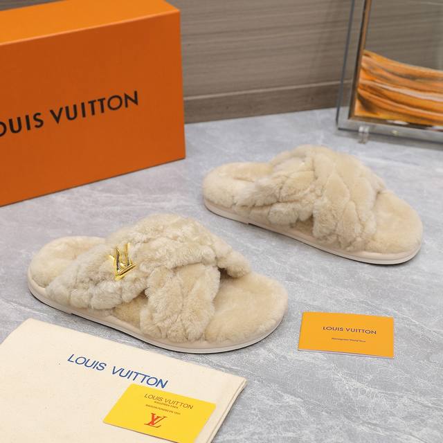 已认证 Louis Vuitton Ss24 New Arrival～ L家2024秋冬｜平底羊毛拖鞋新品 超舒适的lv双带毛拖 简约随性 时髦有范， 慵懒又不