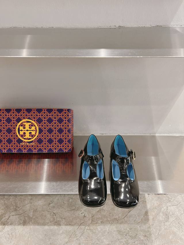 独家代购级 Toryburch 24 走秀款t字带玛丽珍单鞋 原版购入 1:1定制的一款tb玛丽珍 刘雯同款 绝美的一款，小方头的设计又带有点复古的感觉 上脚超