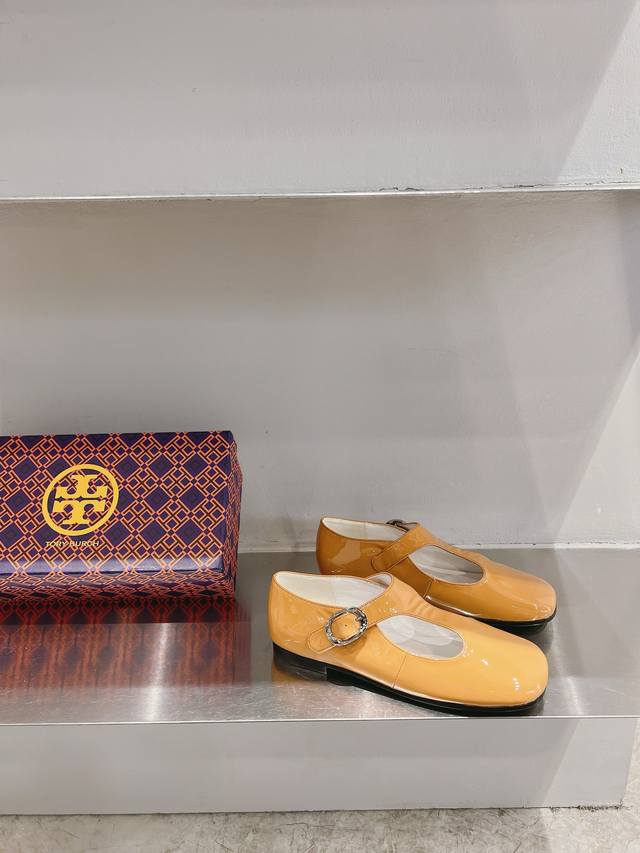 独家代购级 Toryburch 24 走秀款t字带玛丽珍单鞋 原版购入 1:1定制的一款tb玛丽珍 刘雯同款 绝美的一款，小方头的设计又带有点复古的感觉 上脚超