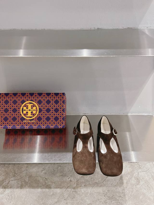 独家代购级 Toryburch 24 走秀款t字带玛丽珍单鞋 原版购入 1:1定制的一款tb玛丽珍 刘雯同款 绝美的一款，小方头的设计又带有点复古的感觉 上脚超