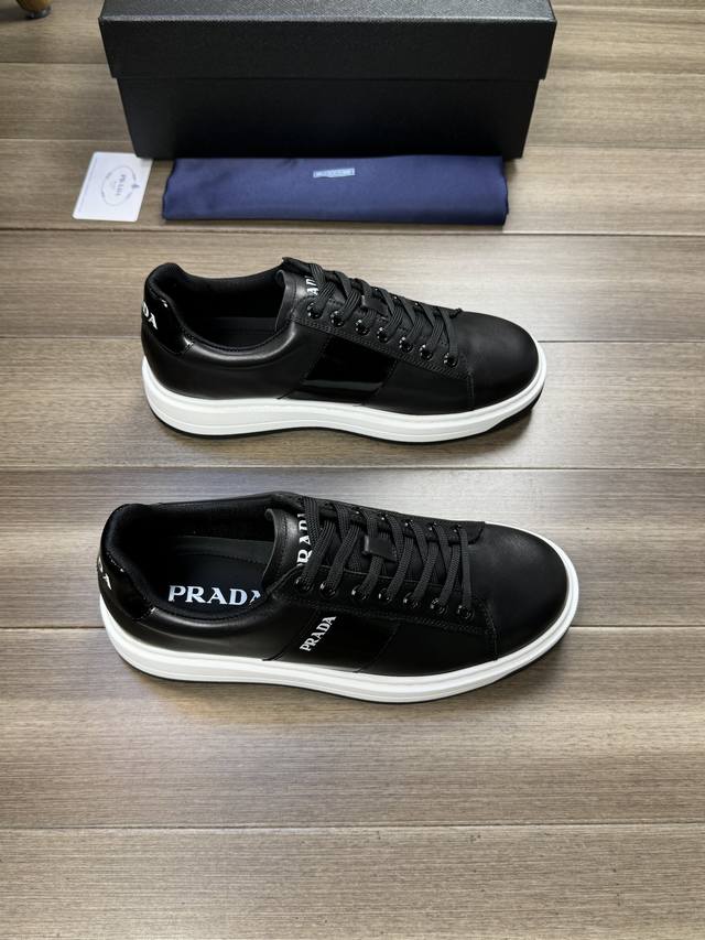 Prada 普拉达 -高端品质 原单 -鞋面：纳帕小牛皮、鞋身.鞋舌.后跟;高周波品牌logo -内里：品牌帆布，垫脚；水染牛皮 -大底：超轻tpu 橡胶; 双