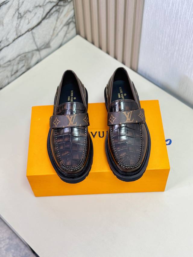 L家 顶级 Size:39-44 38.45可定制 Lv专柜最新原版正装皮鞋 代购级别 进口头层原版开边珠牛皮牛皮内里。原版大底 纯手工制作，细节决定品质！