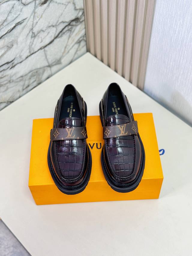 L家 顶级 Size:39-44 38.45可定制 Lv专柜最新原版正装皮鞋 代购级别 进口头层原版开边珠牛皮牛皮内里。原版大底 纯手工制作，细节决定品质！