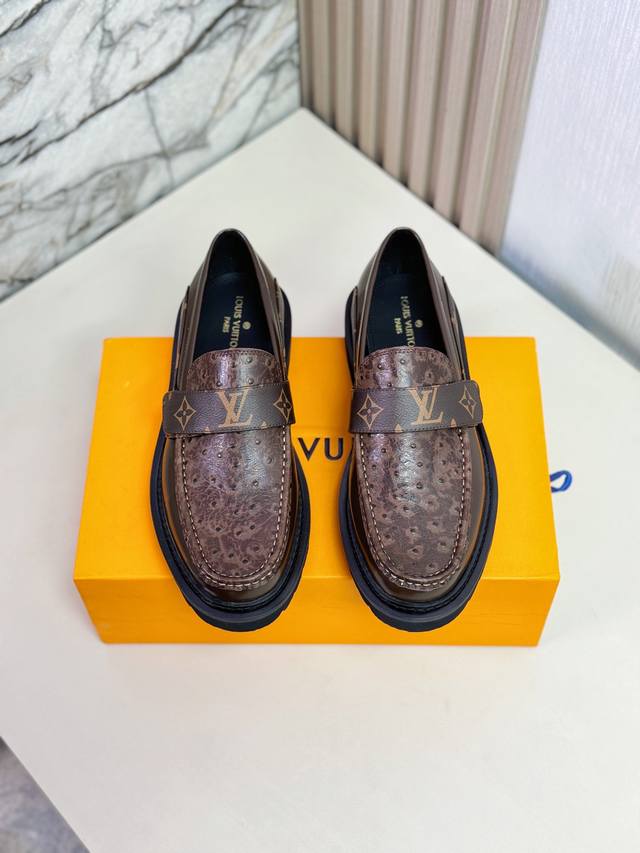 L家 顶级 Size:39-44 38.45可定制 Lv专柜最新原版正装皮鞋 代购级别 进口头层原版开边珠牛皮牛皮内里。原版大底 纯手工制作，细节决定品质！