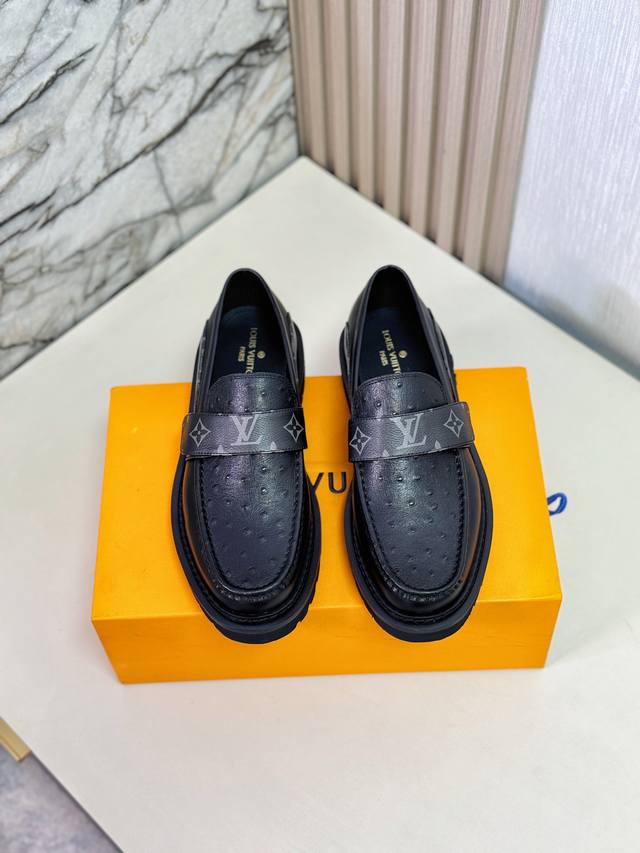 L家 顶级 Size:39-44 38.45可定制 Lv专柜最新原版正装皮鞋 代购级别 进口头层原版开边珠牛皮牛皮内里。原版大底 纯手工制作，细节决定品质！