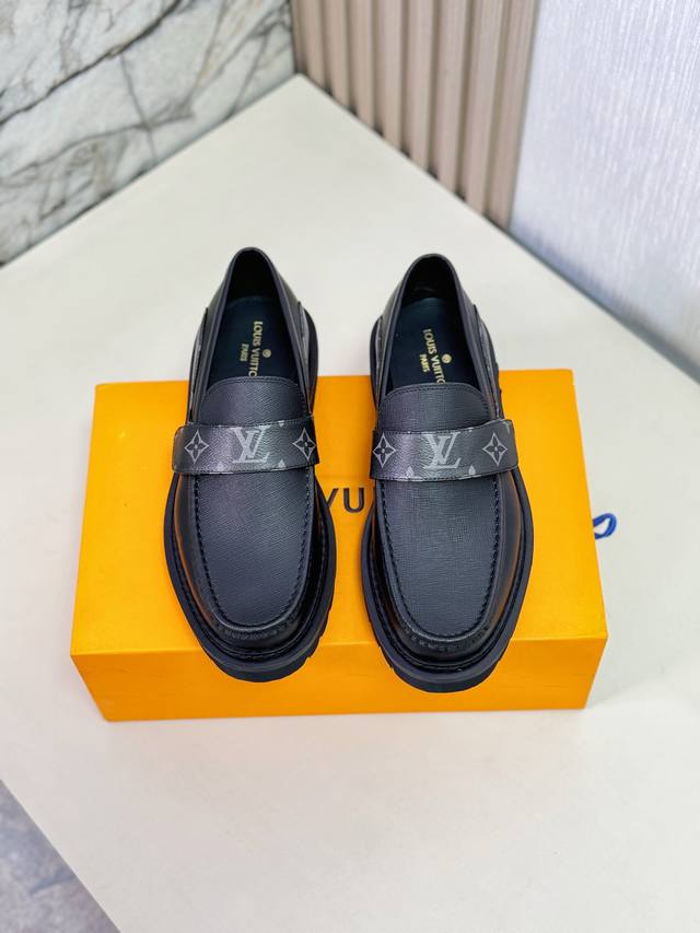 L家 顶级 Size:39-44 38.45可定制 Lv专柜最新原版正装皮鞋 代购级别 进口头层原版开边珠牛皮牛皮内里。原版大底 纯手工制作，细节决定品质！