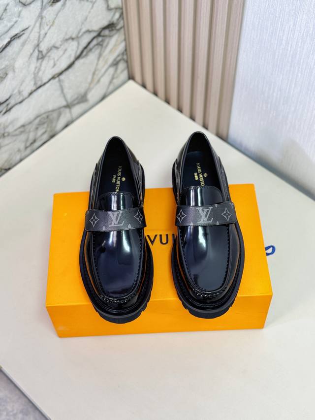 L家 顶级 Size:39-44 38.45可定制 Lv专柜最新原版正装皮鞋 代购级别 进口头层原版开边珠牛皮牛皮内里。原版大底 纯手工制作，细节决定品质！