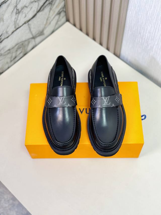 L家 顶级 Size:39-44 38.45可定制 Lv专柜最新原版正装皮鞋 代购级别 进口头层原版开边珠牛皮牛皮内里。原版大底 纯手工制作，细节决定品质！