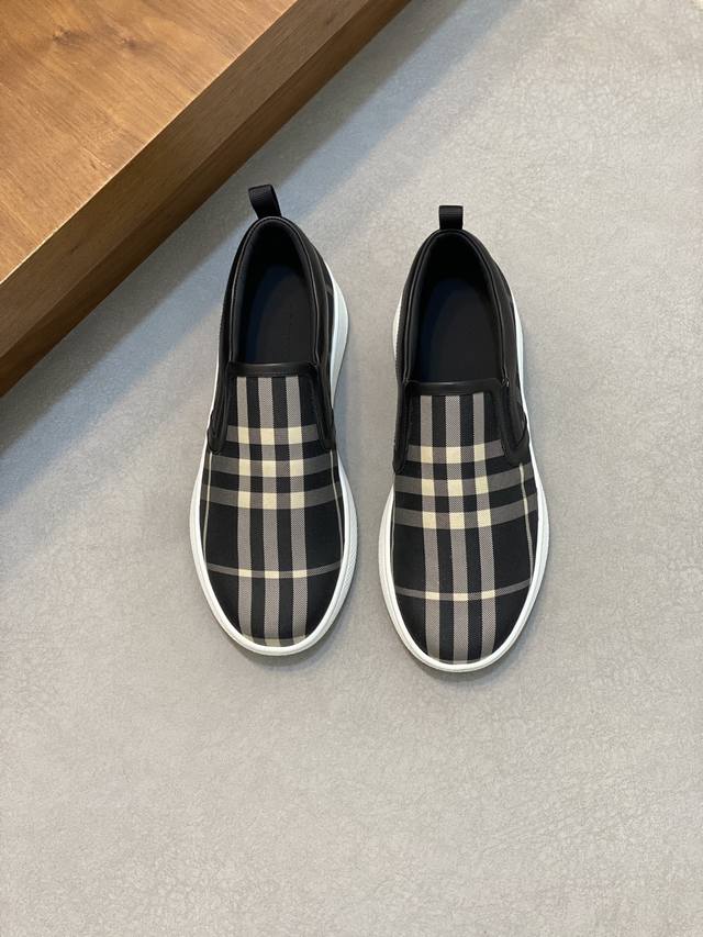 Burberry 巴宝莉 -高端品质 原单 -鞋面：进口品牌图腾布匹、 -内里：牛皮内里，垫脚；水染牛皮 -大底：超轻tpr橡胶; 双色成型大底 -超高品控 做