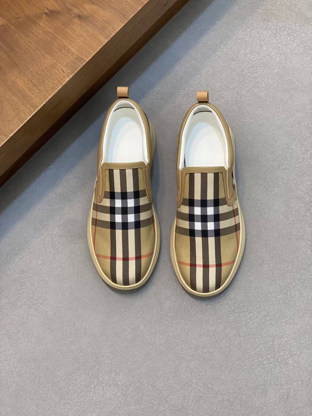 Burberry 巴宝莉 -高端品质 原单 -鞋面：进口品牌图腾布匹、 -内里：牛皮内里，垫脚；水染牛皮 -大底：超轻tpr橡胶; 双色成型大底 -超高品控 做