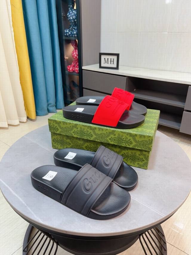 出厂价 Gucci 家高端男士夏季拖鞋，鞋面材质头层牛皮压印品牌logo，私模大底，细节完美，尽显大牌风范，休闲宽松舒适型，高品质精品，夏季必入哦！ Size：