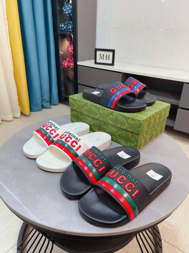 出厂价 Gucci 家高端男士夏季拖鞋，鞋面材质头层牛皮压印品牌logo，私模大底，细节完美，尽显大牌风范，休闲宽松舒适型，高品质精品，夏季必入哦！ Size：