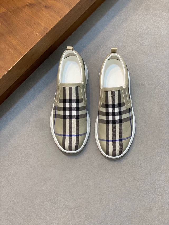 Burberry 巴宝莉 -高端品质 原单 -鞋面：进口品牌图腾布匹、 -内里：牛皮内里，垫脚；水染牛皮 -大底：超轻tpr橡胶; 双色成型大底 -超高品控 做 - 点击图像关闭