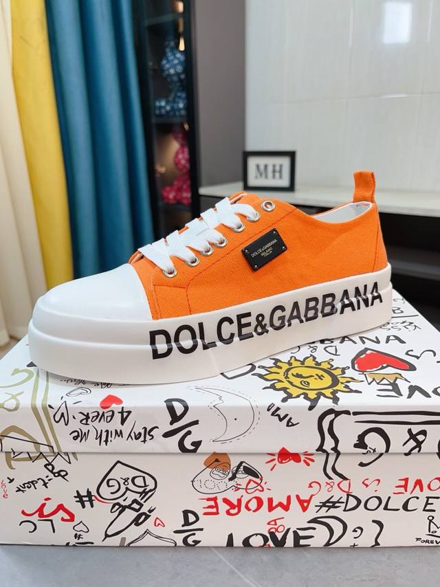 出厂价 Dolce＆Gabbana Dg 原版进口头层牛皮羊皮内里，上脚轻便、舒适 、百搭、原版特供大底深受潮流男士的青睐欢迎对比品质精致奢华，超a级别！版型对