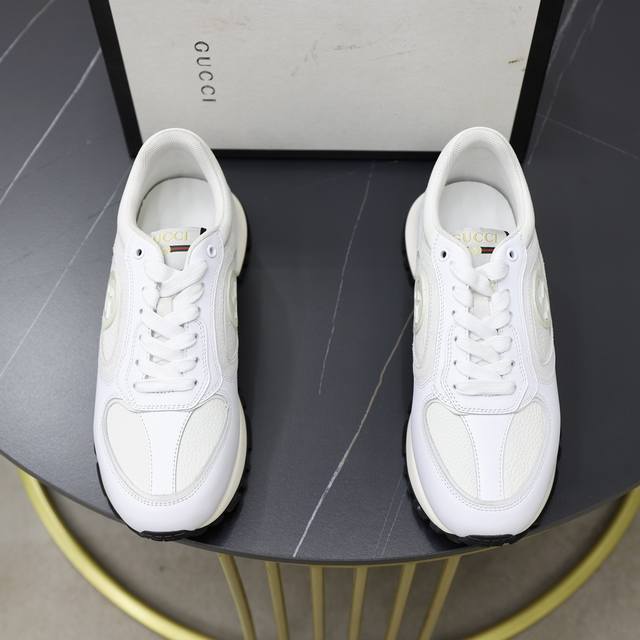 出厂价 品牌：古奇gucci 标准码：38-44 45订做 等级：官网同款 材料：原版牛皮拼接 舒适内里 轻便耐磨大底 款式类别：男士时尚休闲鞋 跑步 运动鞋