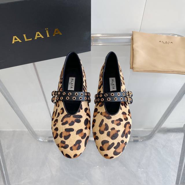 Alaia Alaia Sf24新品 阿莱亚 稻草平底芭蕾舞鞋. 原版购入法国一线奢侈品牌alaia品牌源自其创始人，Azzedine Alaia是上世纪80