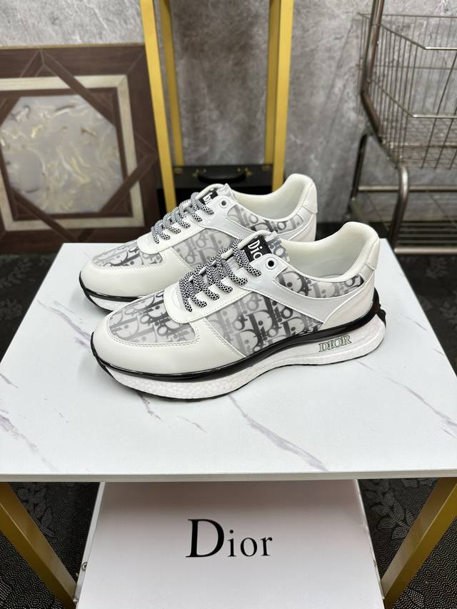 Dior-迪奥 来自法国 众多时尚超模首选品牌 做工精细 采用进口原版布面料 羊皮内里 原版开模耐磨大底 给予你色彩斑斓的时尚 尺码 Size :38-44。