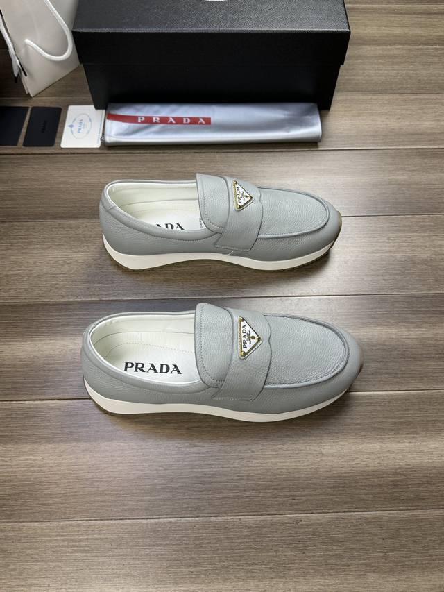 工厂价 Prada 普拉达 -高端品质 原单 -鞋面：摔纹小牛皮、品牌金属扣件横担装饰、鞋丹外合车缝线.涂油边工艺 -内里：水染牛皮 -大底：超轻tpr 橡胶;