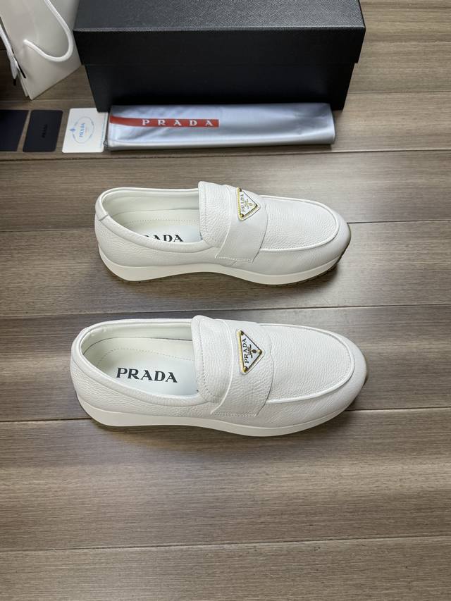 工厂价 Prada 普拉达 -高端品质 原单 -鞋面：摔纹小牛皮、品牌金属扣件横担装饰、鞋丹外合车缝线.涂油边工艺 -内里：水染牛皮 -大底：超轻tpr 橡胶;