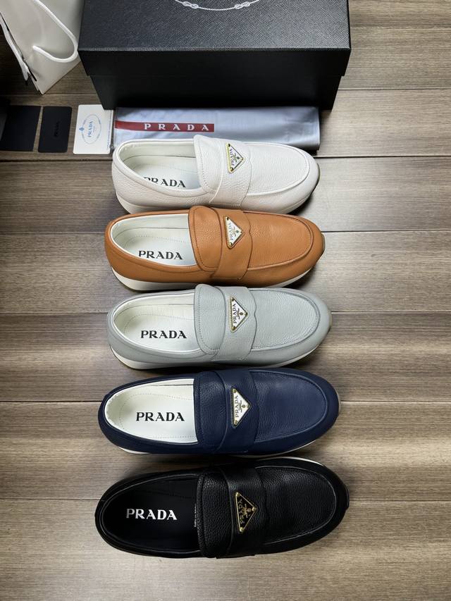 工厂价 Prada 普拉达 -高端品质 原单 -鞋面：摔纹小牛皮、品牌金属扣件横担装饰、鞋丹外合车缝线.涂油边工艺 -内里：水染牛皮 -大底：超轻tpr 橡胶;