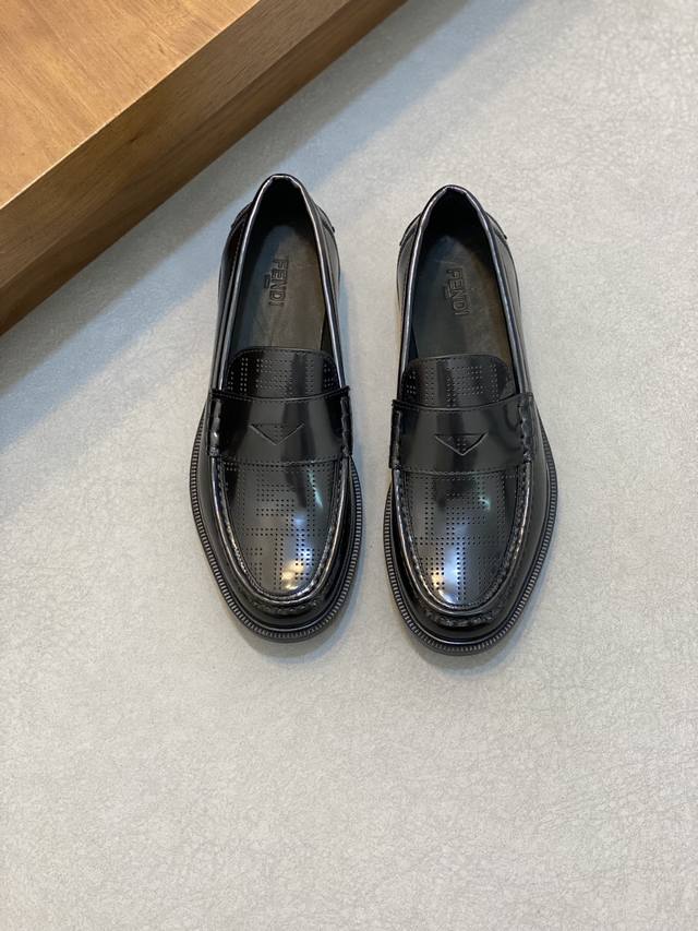 Fendi 顶级 -Size 39-44 38，45可订做 高端品质 Fend*芬迪 男士正装休闲皮鞋，高端大气，英伦气质单品，小牛皮透气内里，进口tpu橡胶大