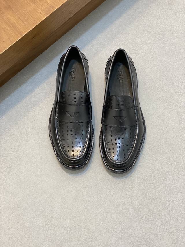 Fendi 顶级 -Size 39-44 38，45可订做 高端品质 Fend*芬迪 男士正装休闲皮鞋，高端大气，英伦气质单品，小牛皮透气内里，进口tpu橡胶大