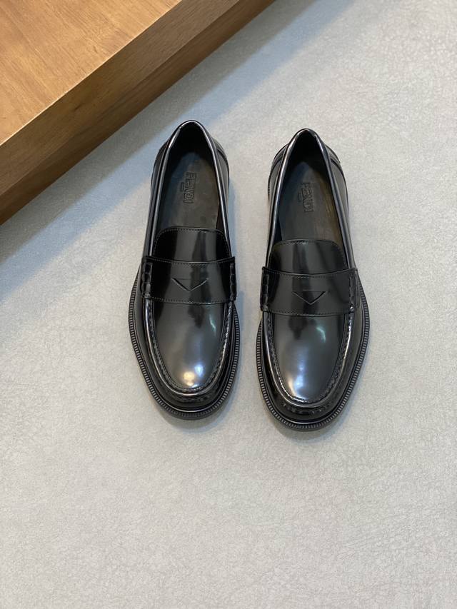 Fendi 顶级 -Size 39-44 38，45可订做 高端品质 Fend*芬迪 男士正装休闲皮鞋，高端大气，英伦气质单品，小牛皮透气内里，进口tpu橡胶大