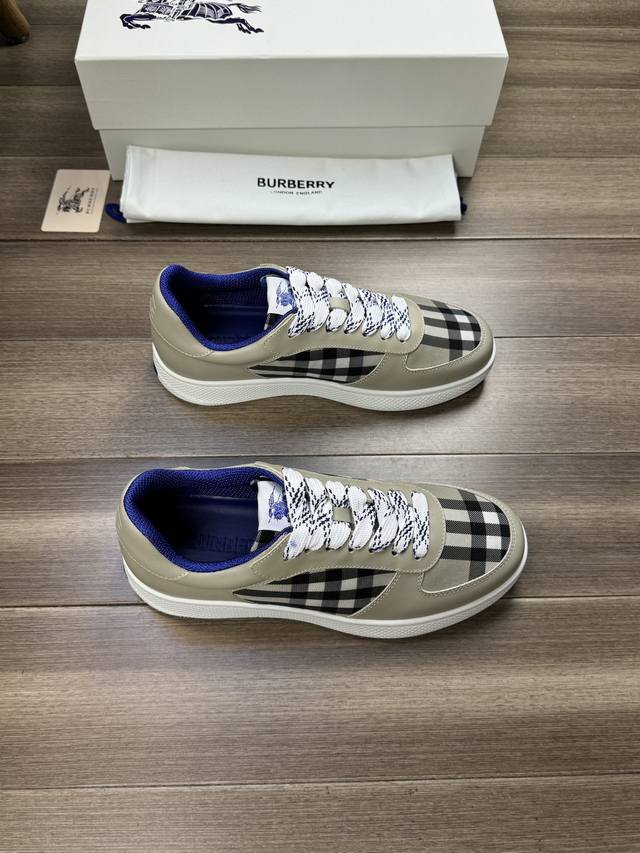 Burberry 巴宝莉 -高端品质 原单 -鞋面：进口纳帕小牛皮、品牌图腾布匹、鞋舌品牌布标 -内里：帆布内里，垫脚；水染牛皮 -大底：超轻tpr橡胶; 双色