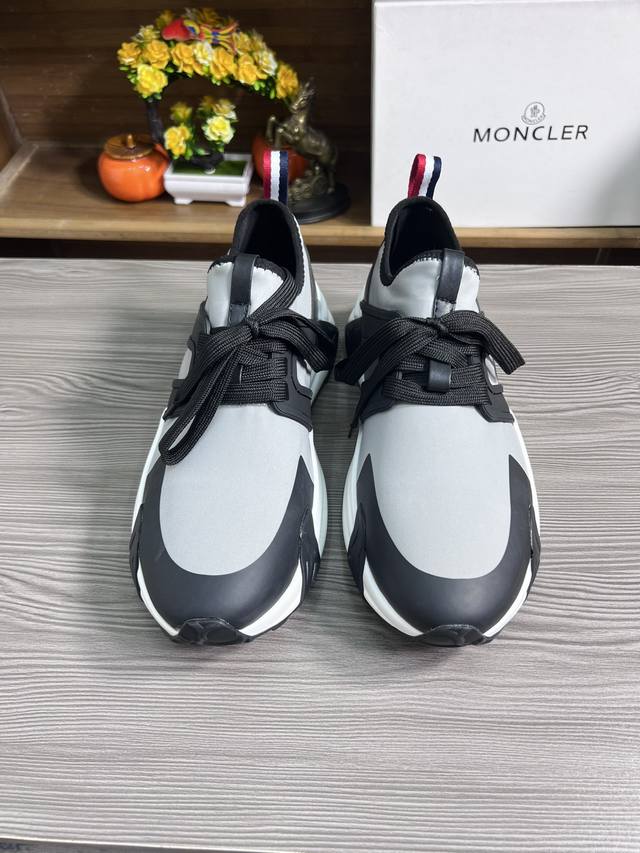 出厂价 品牌 蒙口moncler 尺码：38-45 可定做46 等级：高版本 材料 夏季新款 款式类别：原版进口胶料材质 拼色设计原版弹力防滑大底