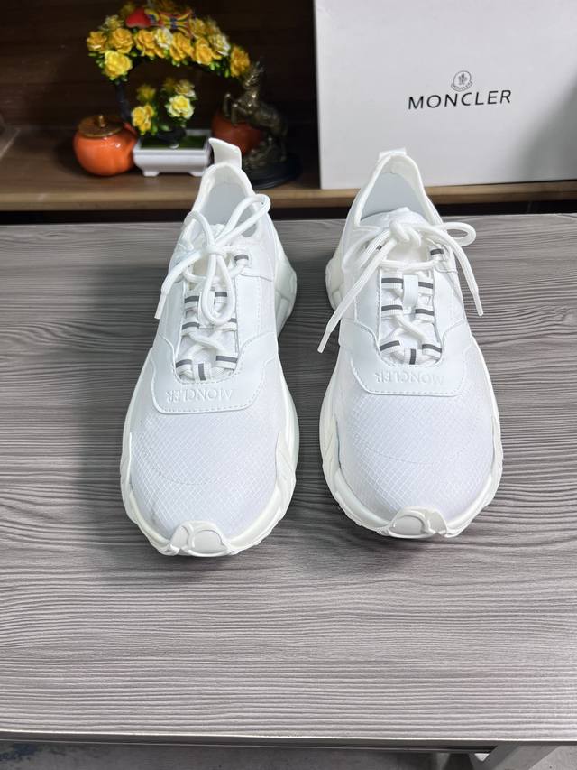 出厂价 品牌 蒙口moncler 尺码：38-45 可定做46 等级：高版本 材料 夏季新款 款式类别：原版进口胶料材质 拼色设计原版弹力防滑大底 - 点击图像关闭