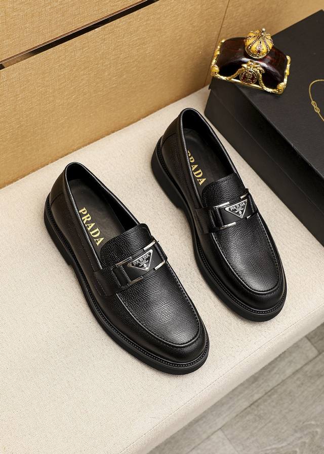 商品商标：Prada 普拉达 休闲皮鞋 正码码数 39-44 38.45.46订制 商品材料：精选 进口头层颗粒纹牛皮鞋面+奢华五金扣，进口水染牛皮内里。强烈立