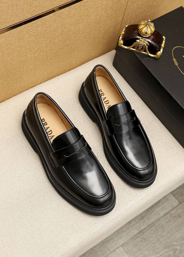 商品商标：Prada 普拉达 休闲皮鞋 正码码数 39-44 38.45.46订制 商品材料：精选 进口头层开边珠牛皮鞋面，进口水染牛皮内里。强烈立体视觉效果，