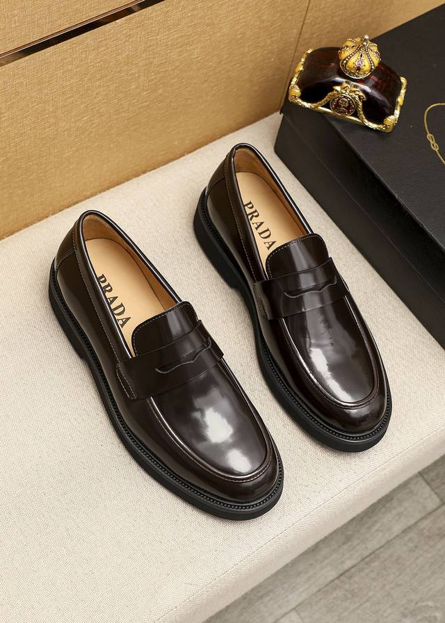 商品商标：Prada 普拉达 休闲皮鞋 正码码数 39-44 38.45.46订制 商品材料：精选 进口头层开边珠牛皮鞋面，进口水染牛皮内里。强烈立体视觉效果，