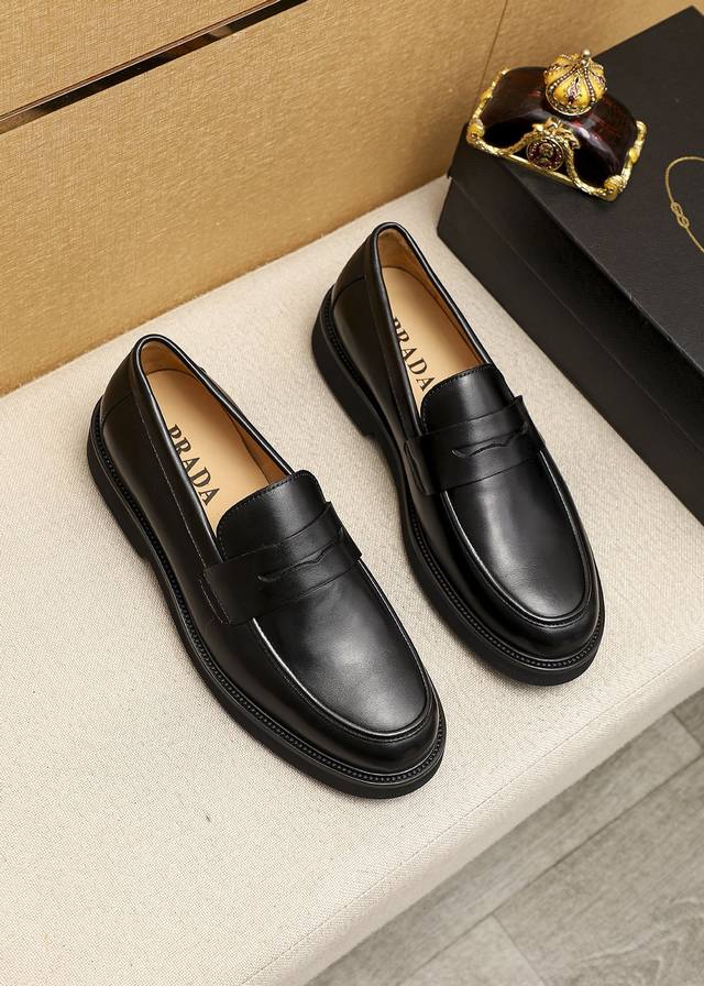 商品商标：Prada 普拉达 休闲皮鞋 正码码数 39-44 38.45.46订制 商品材料：精选 进口头层小牛皮鞋面，进口水染牛皮内里。强烈立体视觉效果，发泡