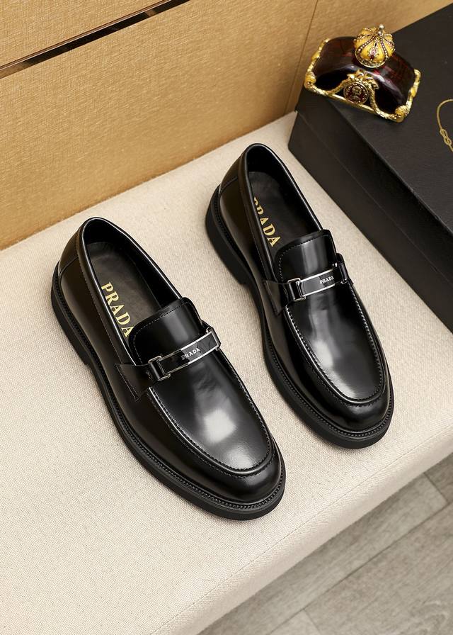 商品商标：Prada 普拉达 休闲皮鞋 正码码数 39-44 38.45.46订制 商品材料：精选 进口头层开边珠牛皮鞋面+奢华五金扣，进口水染牛皮内里。强烈立