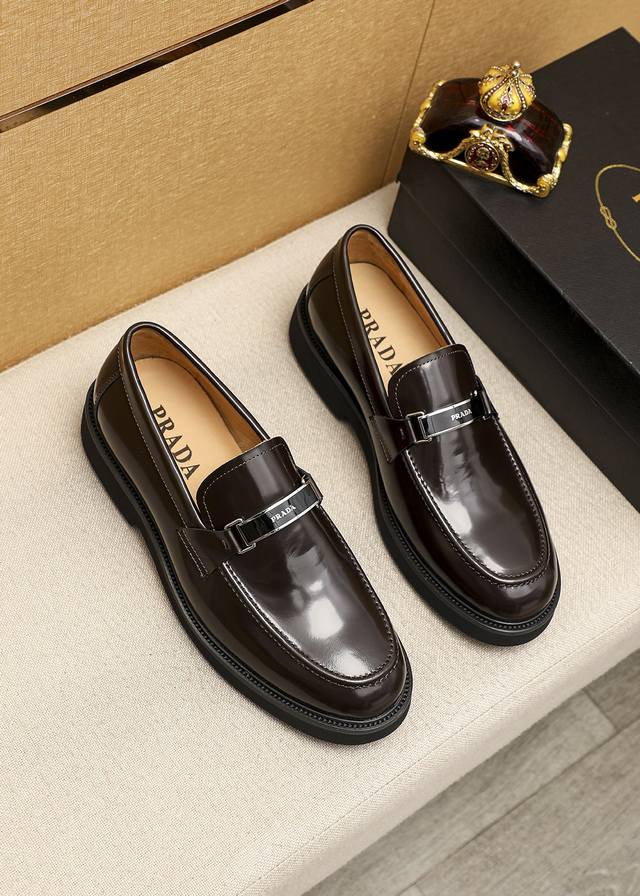 商品商标：Prada 普拉达 休闲皮鞋 正码码数 39-44 38.45.46订制 商品材料：精选 进口头层开边珠牛皮鞋面+奢华五金扣，进口水染牛皮内里。强烈立