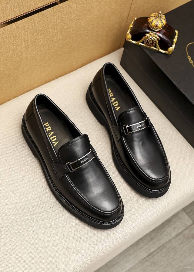 商品商标：Prada 普拉达 休闲皮鞋 正码码数 39-44 38.45.46订制 商品材料：精选 进口头层小牛皮鞋面+奢华五金扣，进口水染牛皮内里。强烈立体视