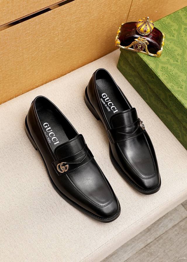 商品商标：Gucci 古驰 休闲皮鞋 正码码数 39-44 38.45.46订制 商品材料：精选 进口头层小牛皮鞋面+奢华五金扣，进口羊皮内里。强烈立体视觉效果